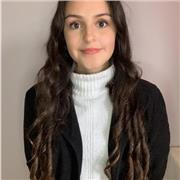 Estudiante de medicina que cuida niñes y puede ayudarlos con sus tareas